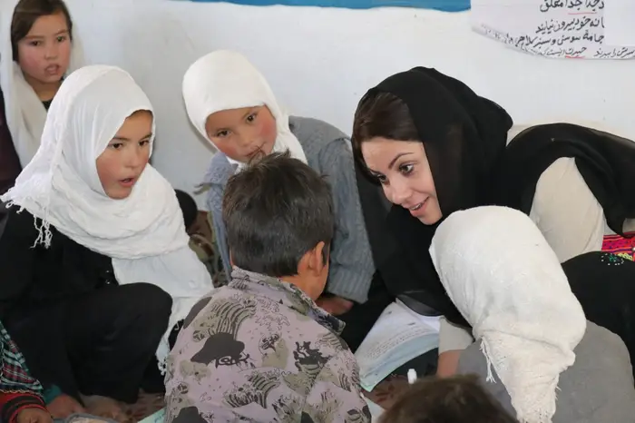 Homeira Qaderi speaking to a group of children.