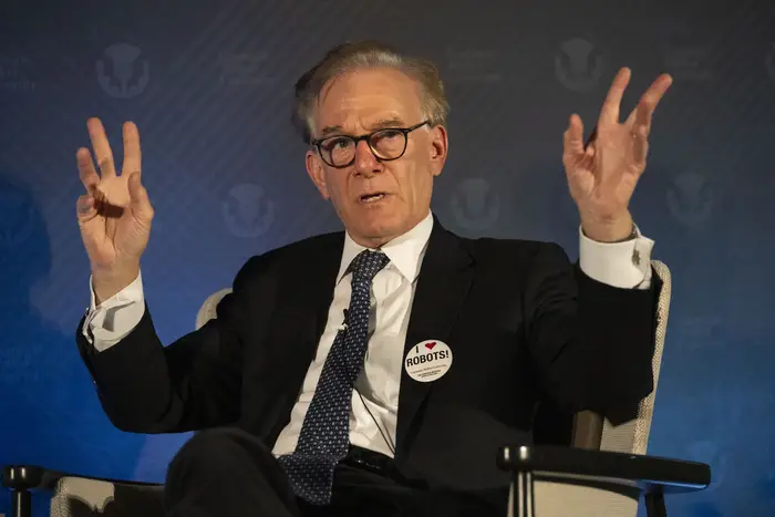 David Ignatius speaks on stage.