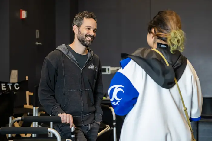 Neil Druckmann speaks to an ETC student. 