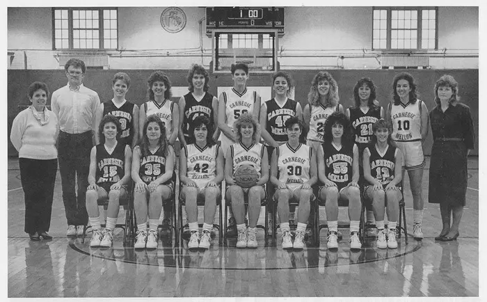A basketball team photo
