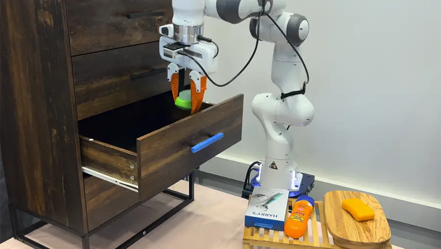 A robot operating with ManipGen.