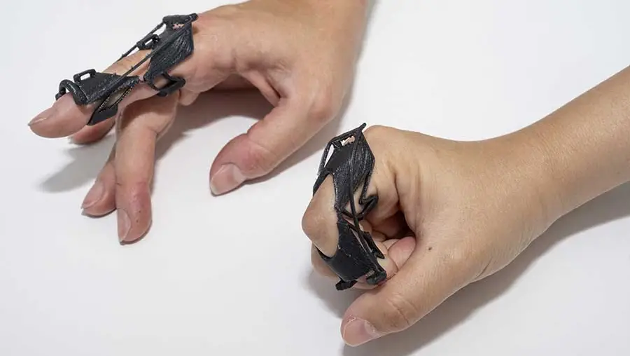 a fully customizable finger brace that can easily switch from stiff to flexible with the push or flex of a finger. 