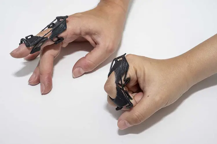 a fully customizable finger brace that can easily switch from stiff to flexible with the push or flex of a finger. 